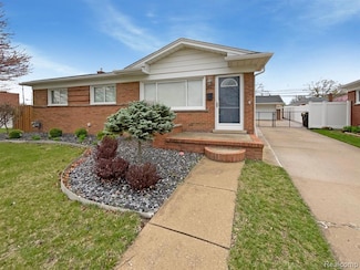2941 Norwood Dr, Trenton, MI 48183