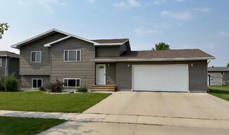 906 16th Ave SW, Aberdeen, SD 57401