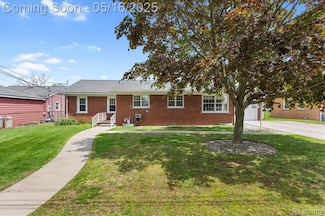 30617 Young Dr, Rockwood, MI 48173