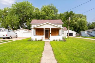 118 N 5th St, Adel, IA 50003