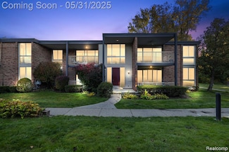 4041 W Maple Rd, Bloomfield Hills, MI 48301