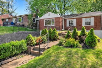 831 Diversey Dr, Saint Louis, MO 63126