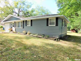 1003 1st St, Benton, IL 62812
