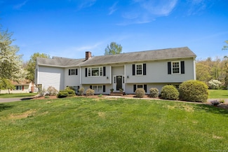 3 River Edge Dr, Sandy Hook, CT 06482