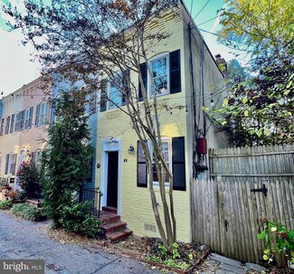 2 Pomander Walk NW, Washington, DC 20007