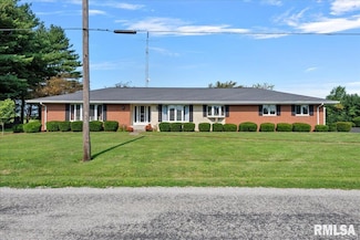 305 N Monroe St, Morrisonville, IL 62546