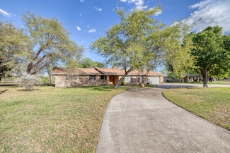 526 Ham Ln, Uvalde, TX 78801