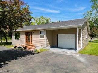 7969 Richardson Rd, West Bloomfield, MI 48323