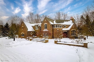 2635 Som Center Rd, Chagrin Falls, OH 44022