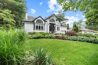 8 Ellis Dr, Syosset, NY 11791