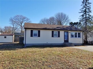 4 Rollins Rd, Warwick, RI 02889