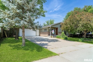 1445 Lawrence Ave, Camanche, IA 52730