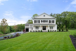 131 Nobscot Dr, Framingham, MA 01701