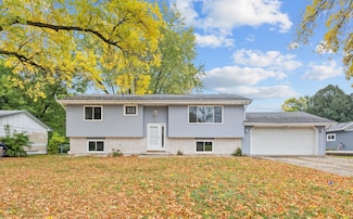 20420 Hughes Ave W, Lakeville, MN 55044