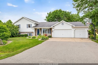 W2433 Hickory Park Dr, Appleton, WI 54915