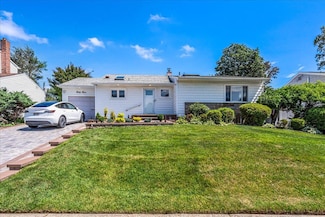 33 Steven St, Plainview, NY 11803