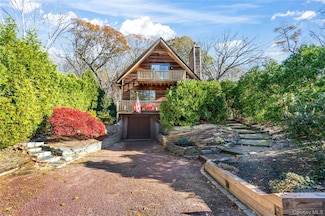 8 Hill Dr, Riverhead, NY 11901