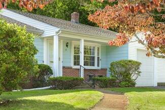 25 Ferncrest Dr, Riverside, RI 02915