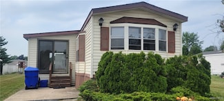 453 Chestnut Dr, Lockport, NY 14094