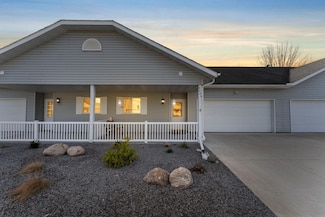 2889 Long Lake Dr, Stillwater, MN 55082