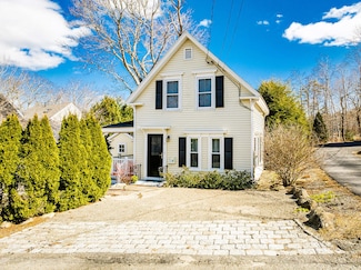 4 Chestnut Hill St, Camden, ME 04843