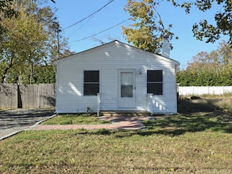 42 Oak Dr, Riverhead, NY 11901