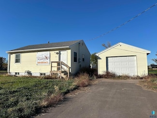 340 Hollister Ave, Salem, SD 57058