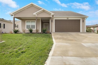 413 NE Poplar Ct, Oak Grove, MO 64075