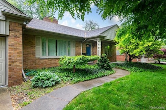 20550 Fairway Ln, Grosse Pointe Woods, MI 48236