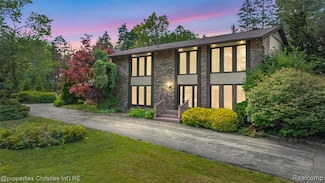 4724 Tara Ct, West Bloomfield, MI 48323