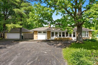 384 N 1st St, Gurnee, IL 60031
