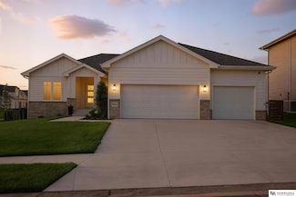 19005 Devonshire Dr, Gretna, NE 68028