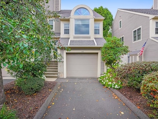 122 Paugusett Cir, Trumbull, CT 06611