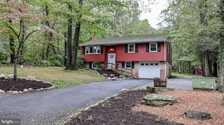 5235 Honeysuckle Ln, New Holland, PA 17557
