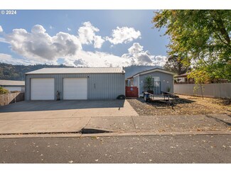 711 SE Meadowood Dr, Winston, OR 97496