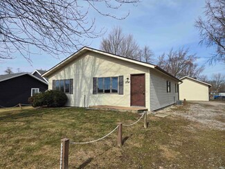 204 E Pickwick Dr, Syracuse, IN 46567