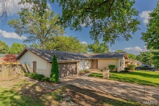 14070 Invicta Dr, Florissant, MO 63034