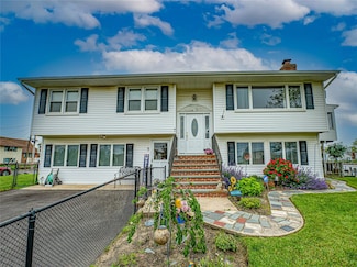 510 S Great Neck Rd, Copiague, NY 11726