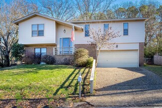 10 Castle Hill Ct, Little Rock, AR 72227