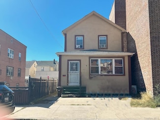 4530 Smart St, Flushing, NY 11355