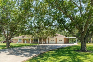 1511 Kay St, Clute, TX 77531