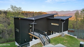 915 Smoky Ct, Gatlinburg, TN 37738