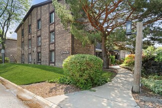 63 W 64th St Unit 104, Westmont, IL 60559