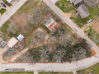 103 Spruce Ave, Luling, TX 78648