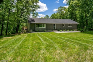 13 Winding Way, Belvidere, NJ 07823