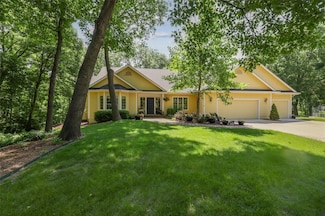4210 Beaver Hills Dr, Des Moines, IA 50310