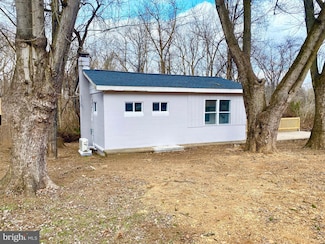 197 Contact Ln, Falling Waters, WV 25419