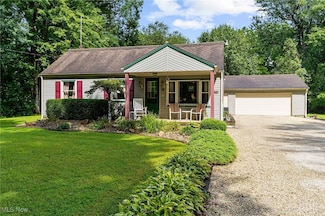 140 N Meadowbrook Dr, Leavittsburg, OH 44430