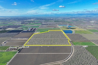 3012 N Oakmore St, Tulare, CA 93274