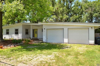 631 S 4th St, Osage City, KS 66523